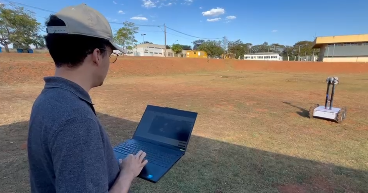 Operação de rover em campo com acompanhamento por computador