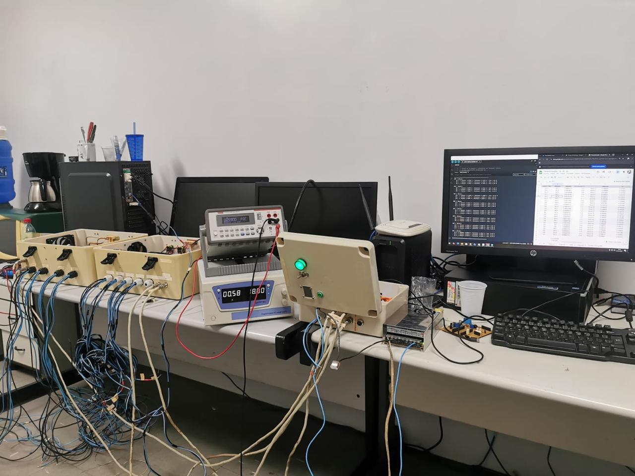Bancada de aquisição e monitoramento de dados durante ensaio técnico